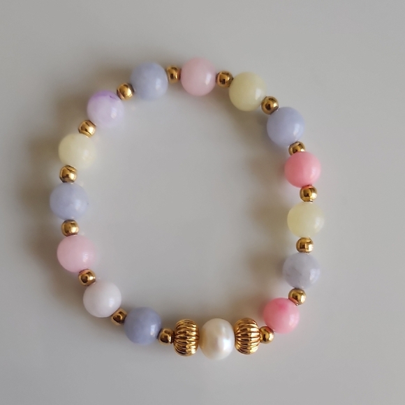 Chic Pastel Beaded Bracelet with Gold Details - Picture 1 of 2